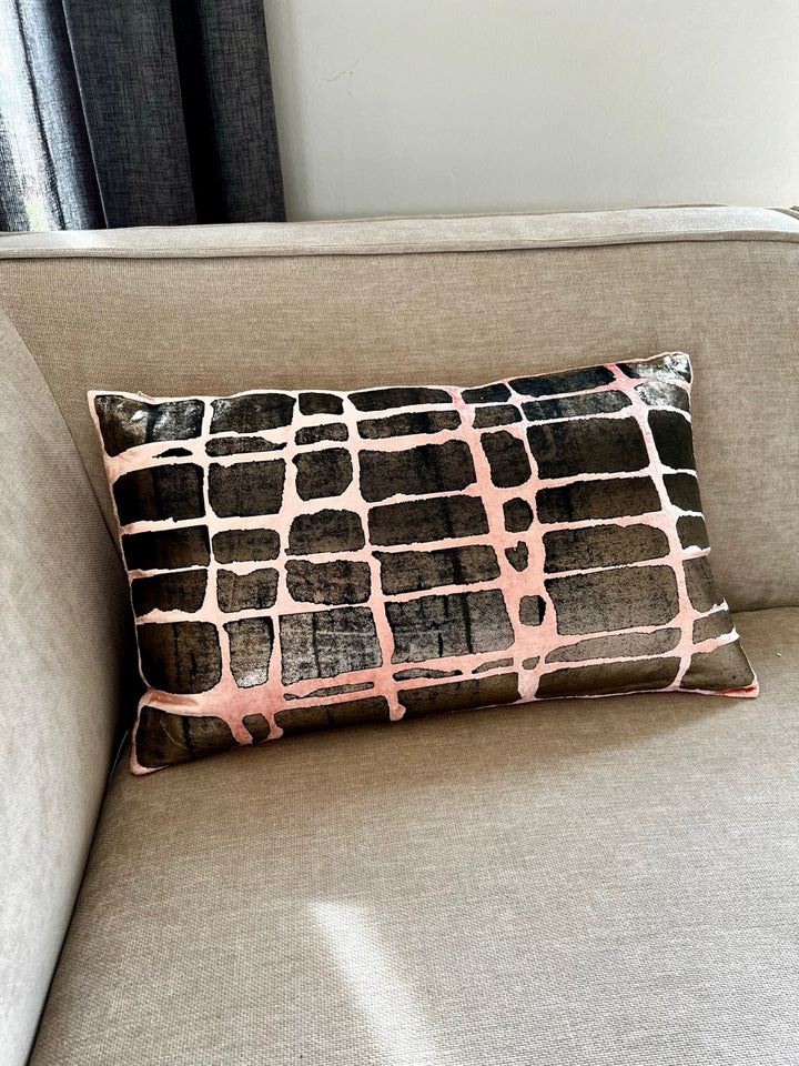 Luxe sierkussen Peachprint - 50x30 cm - perzik/zwart