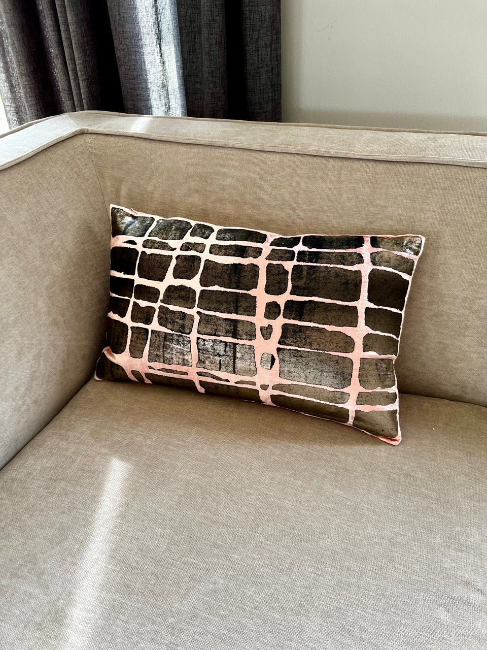 Luxe sierkussen Peachprint - 50x30 cm - perzik/zwart