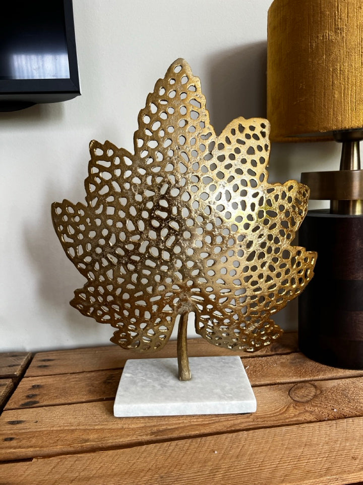 Ornament on foot LEAF small - 28x8x35 cm - Gold/Marble white