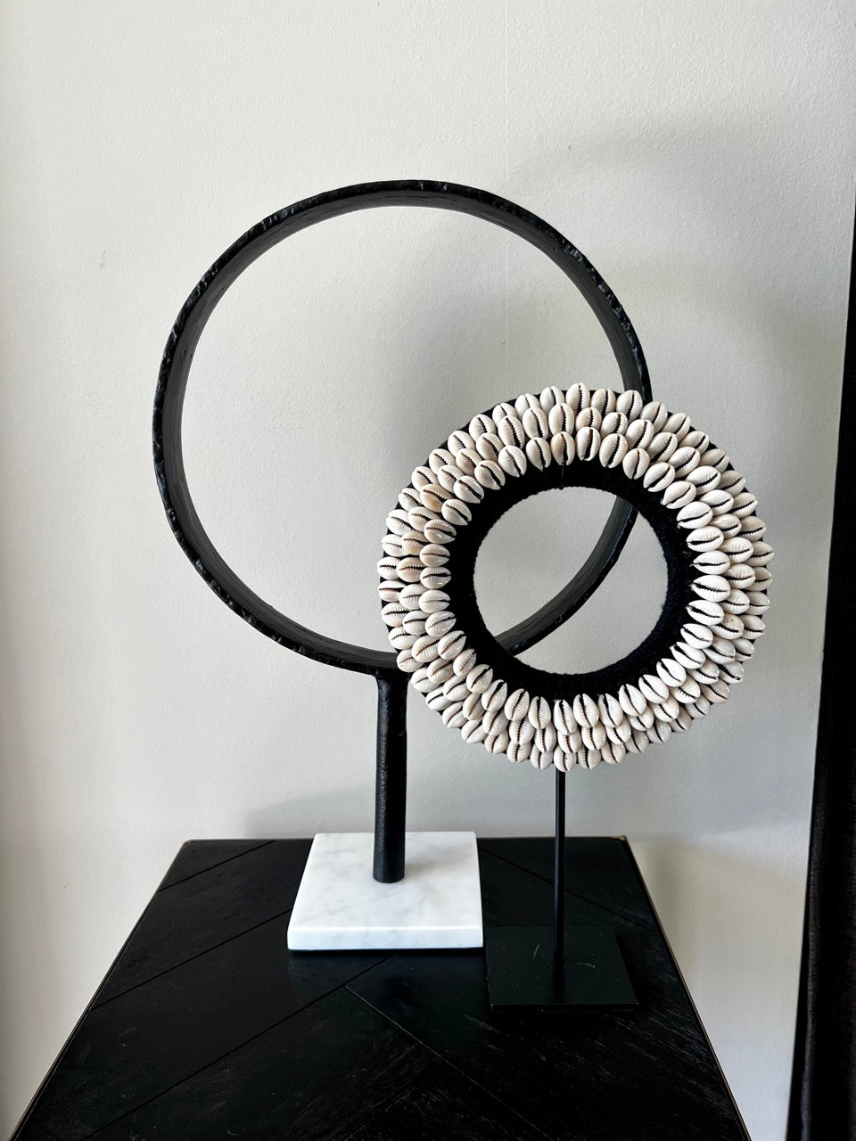 Zwarte metalen ring op marmeren voet - zwart/wit - 43 cm hoog