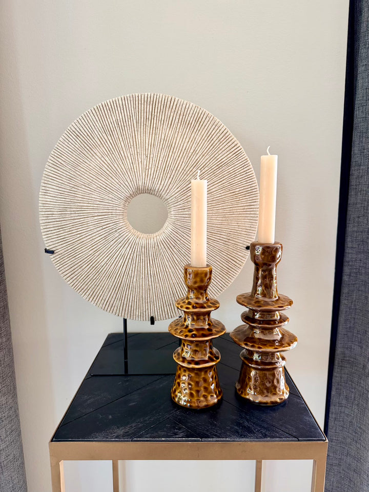 Bruine kandelaars Elara als set gestyled met beige decoratie op standaard