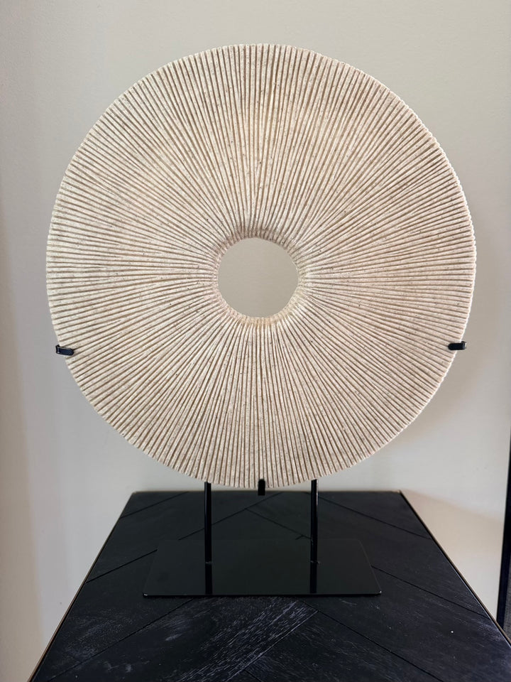 Beige zandstenen decoratie op standaard met ronde vorm en open midden