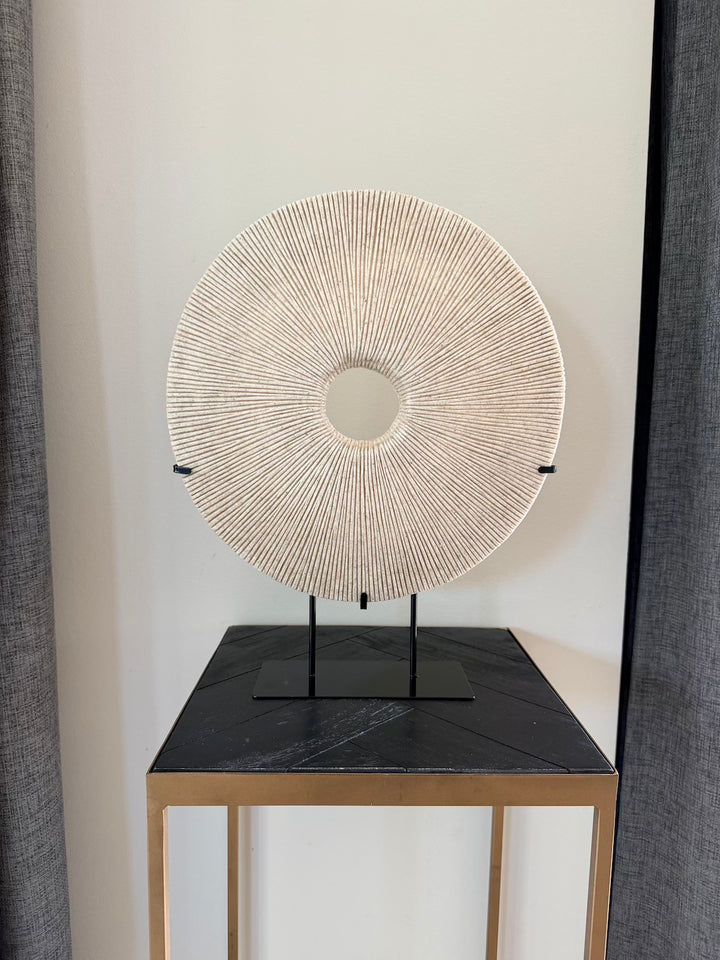 Beige decoratie op standaard gestyled op een smalle zwarte sidetable