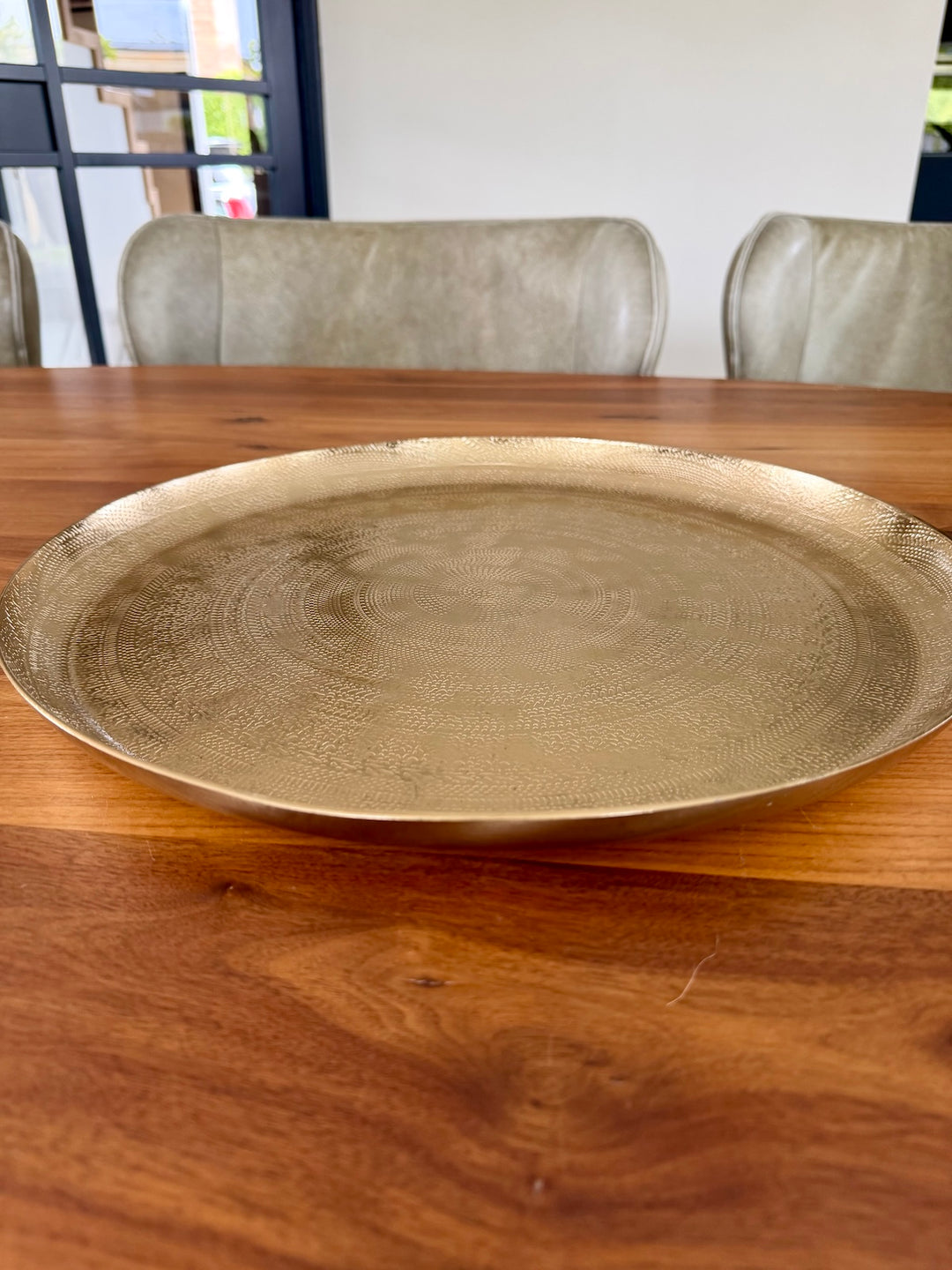 Gouden decoratieschaal van metaal op houten tafel