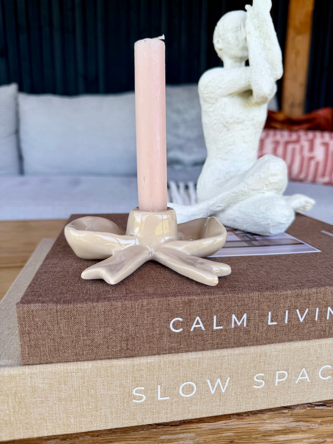 Decoratieset met opbergboeken, yoga beeld en kandelaar in beige en bruine tinten