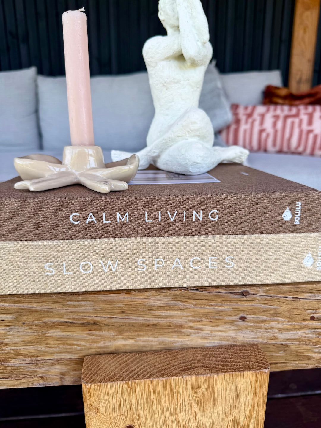 Opbergboeken Calm Living en Slow Spaces met yoga beeld, strik kandelaar en roze kaars
