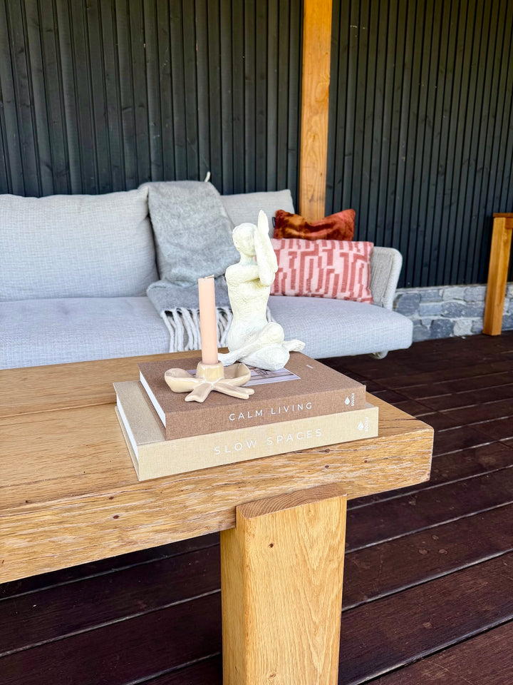 Decoratieset Calm Yoga Living met beige bruine woondecoratie op houten buitentafel