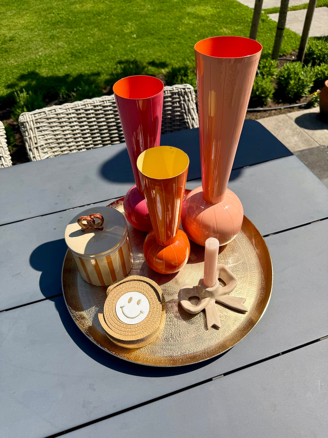 Decoratieset Coral Fiesta bovenaanzicht met vazen en onderzetters