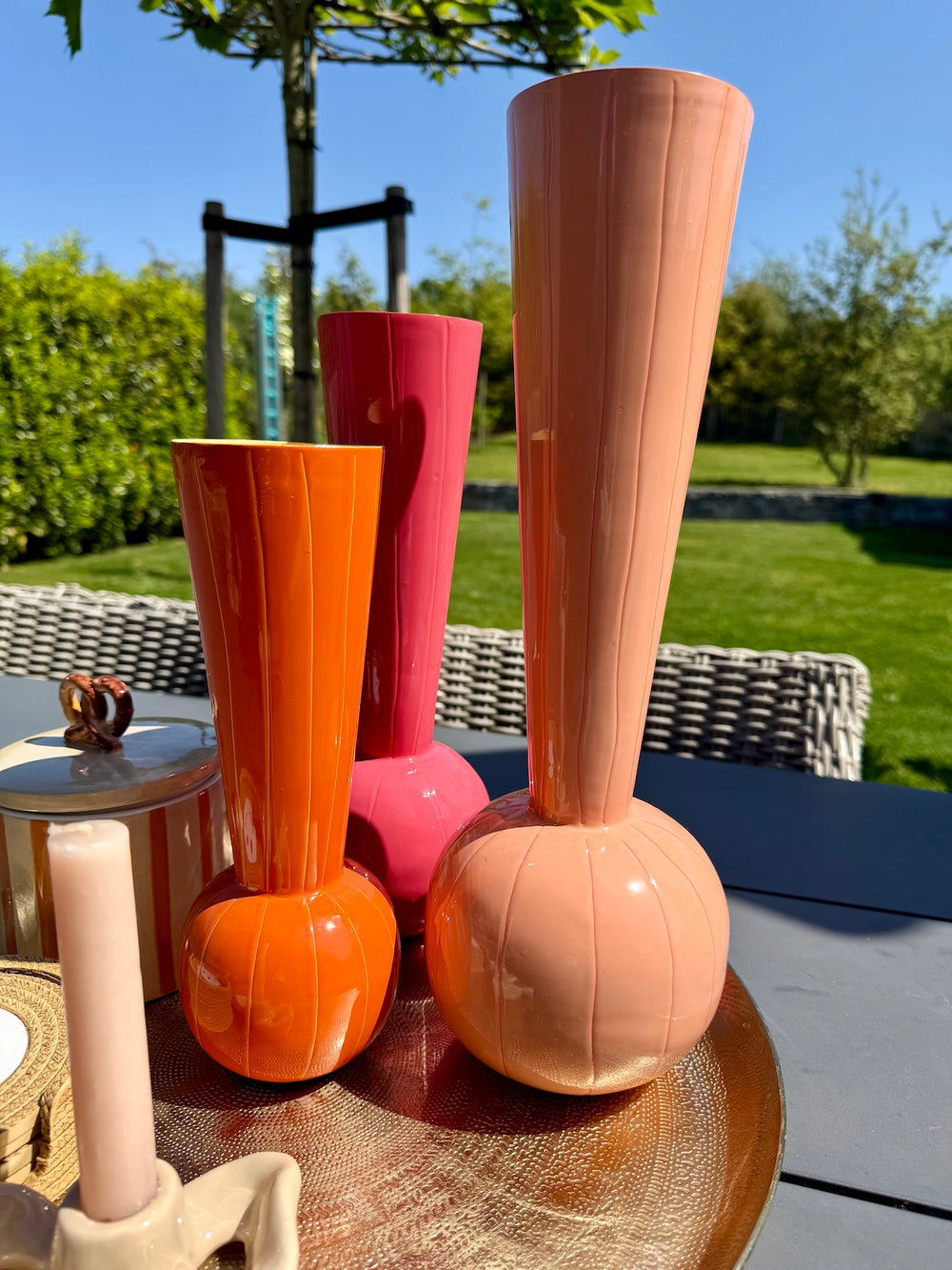 TODI vazen set oranje en roze met ronde vaas op gouden schaal