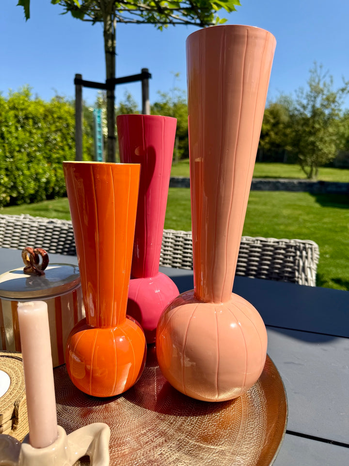 TODI vazen set oranje en roze met ronde vaas op gouden schaal