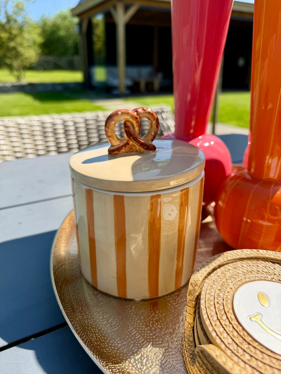 Opbergdoos Bakery Collection pretzel naast oranje vazen decoratieset