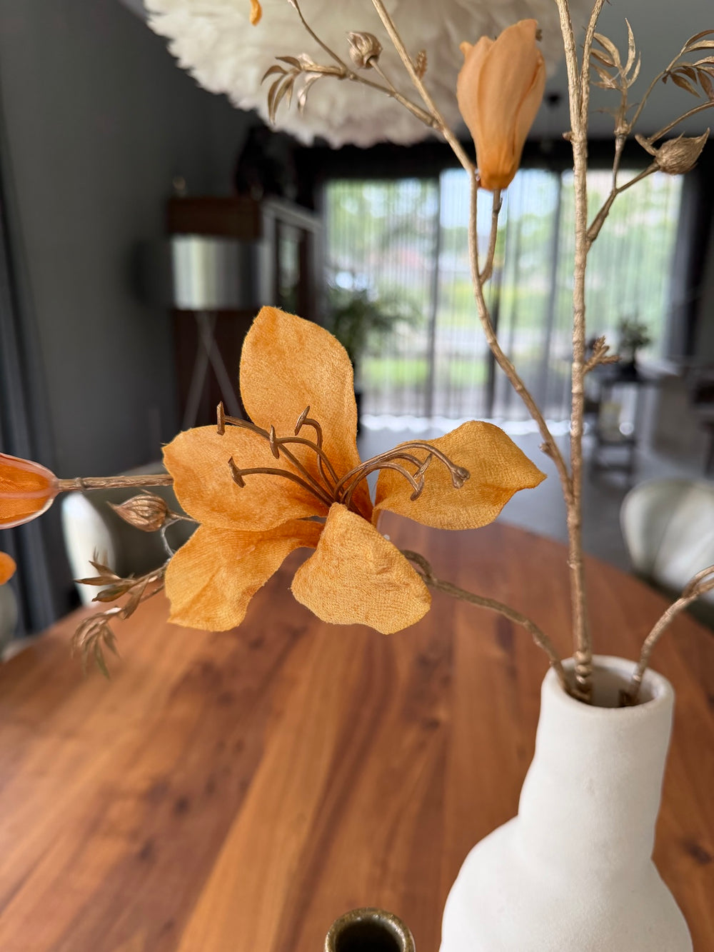 Detailfoto van amberkleurige decoratietakken in beige vaas uit decoratieset Soft Amber Harmony
