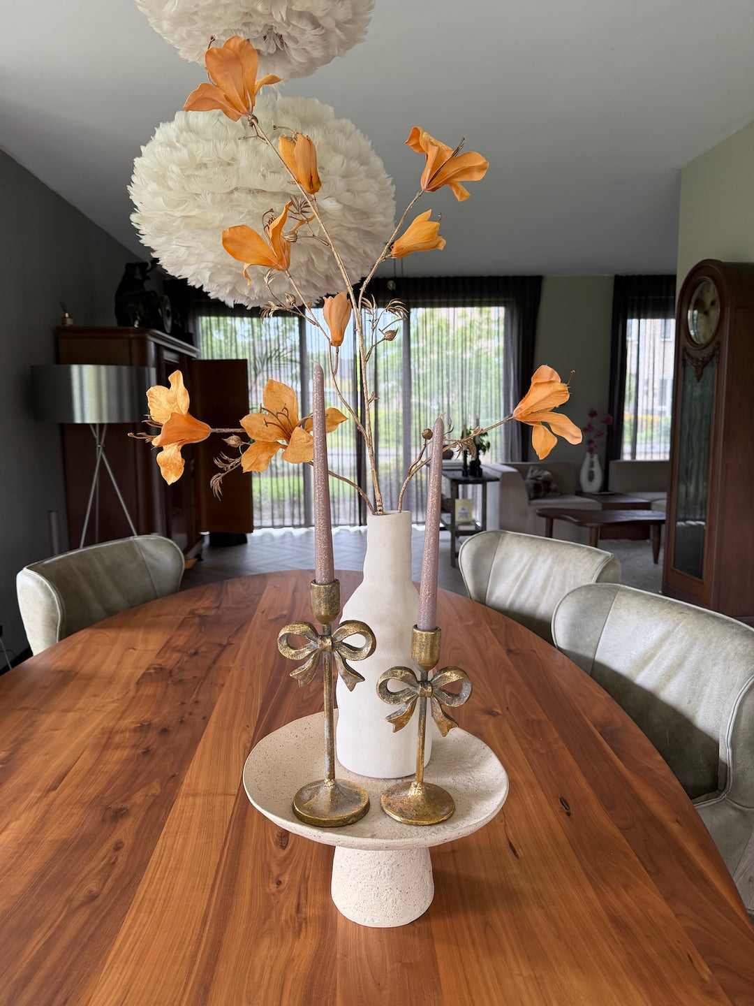 Decoratieset Soft Amber Harmony met beige vaas, amberkleurige takken en gouden kandelaars op tafel
