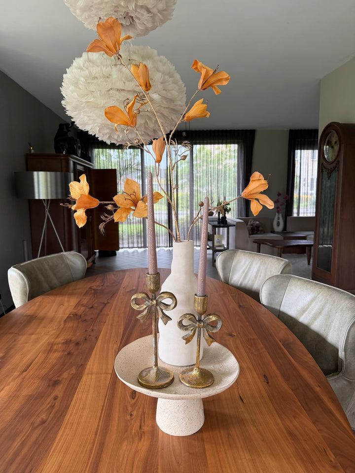 Decoratieset Soft Amber Harmony met beige vaas, amberkleurige takken en gouden kandelaars op tafel