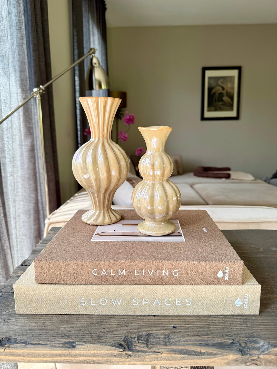 Decoratieset Soft Glow Harmony met beige opbergboeken en keramieken vazen op houten tafel