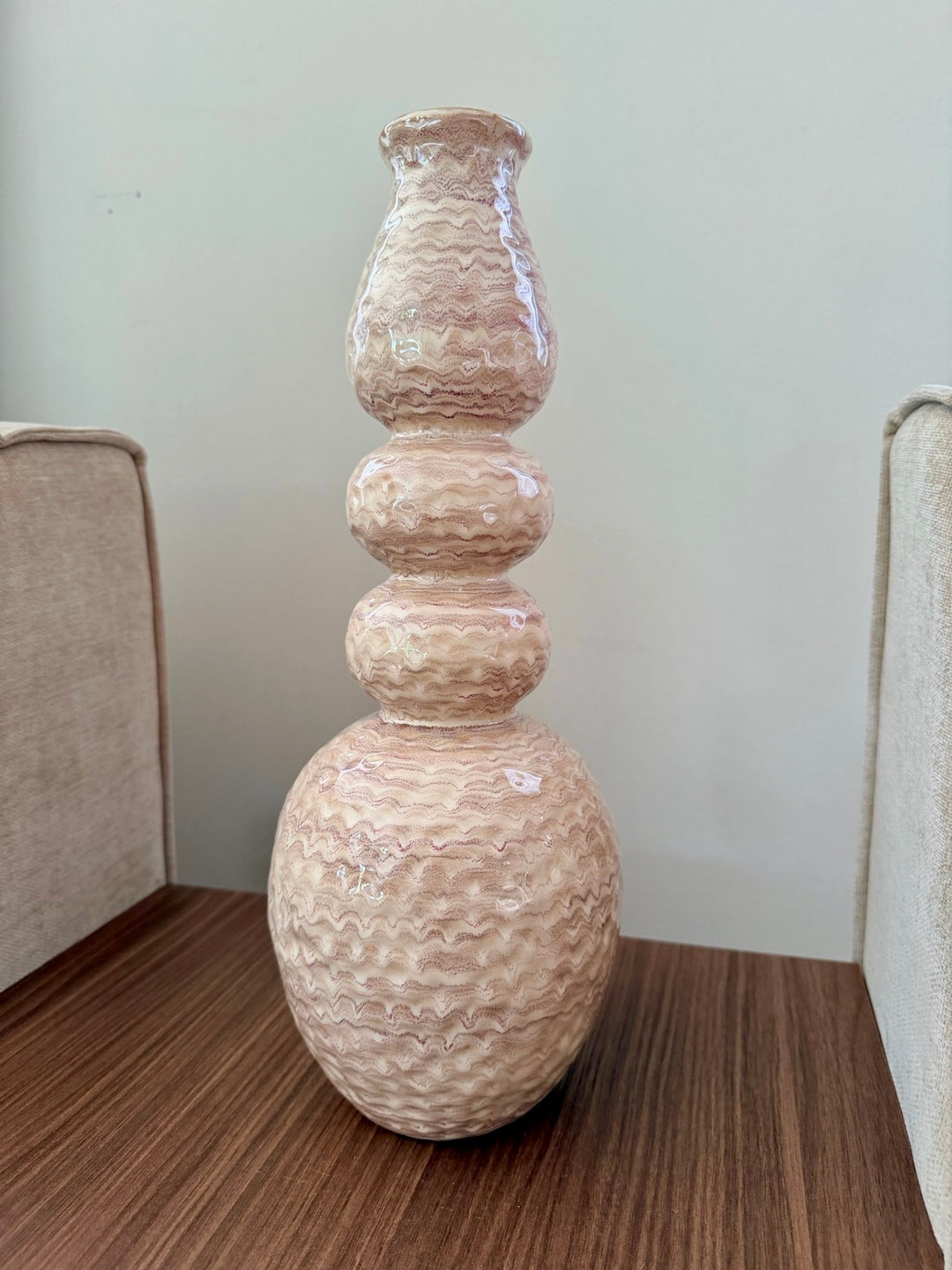 Zandkleurige vaas van steengoed met ronde vormen, 41 cm