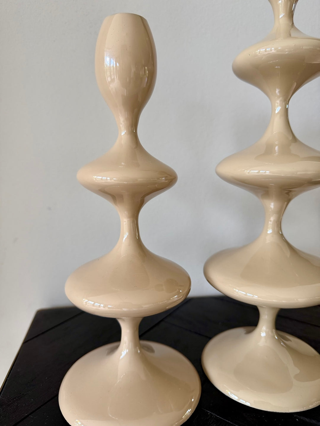 Close-up van Kandelaar Vireen Sand set met organische vorm en glanzende zandkleur