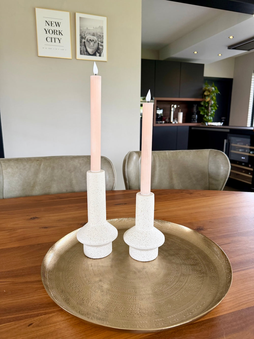 Kandelaarset in crème gestyled op gouden decoratieschaal met kaarsen