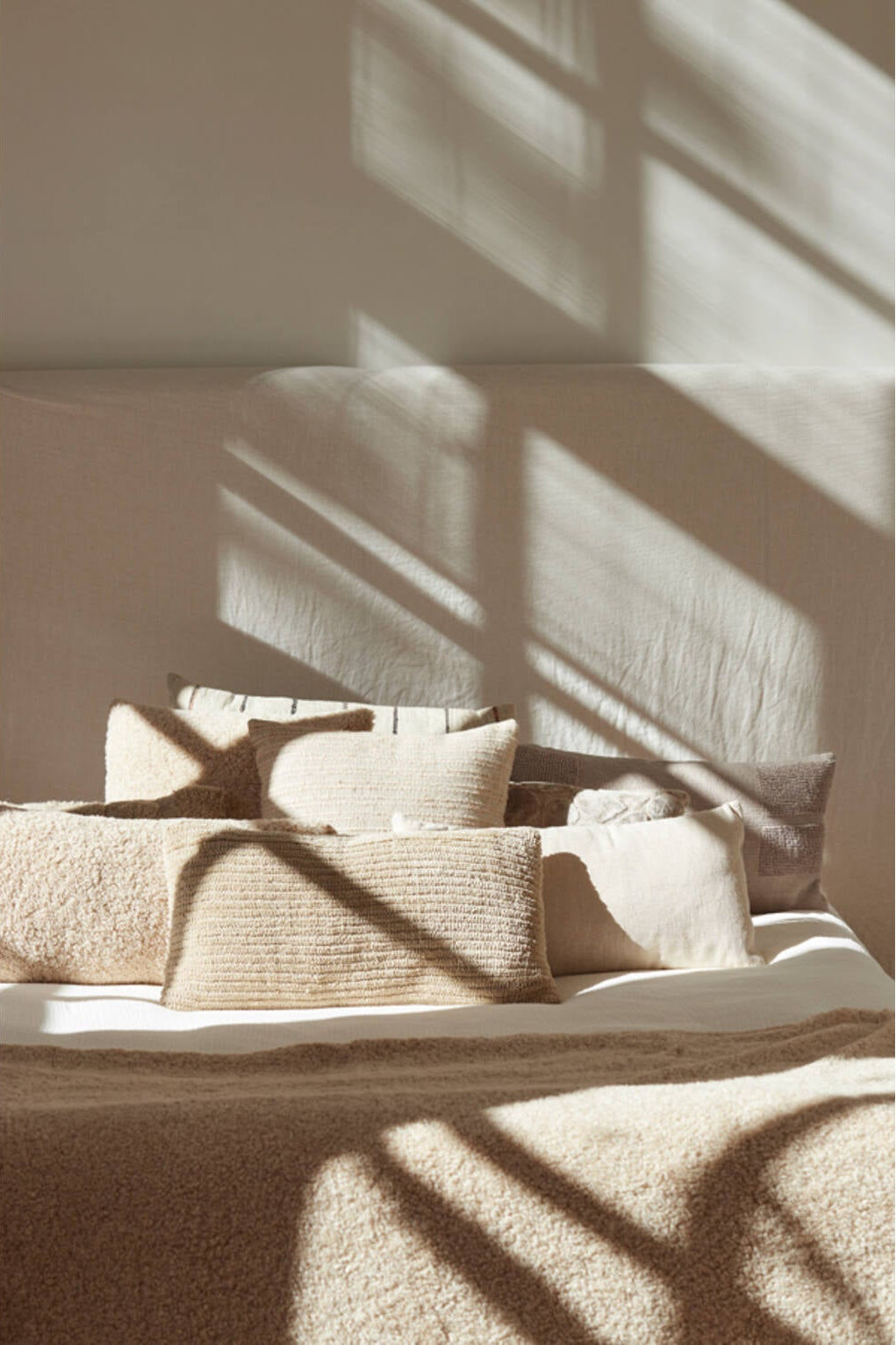 Langwerpig beige sierkussen op bank in rustige interieurstyling