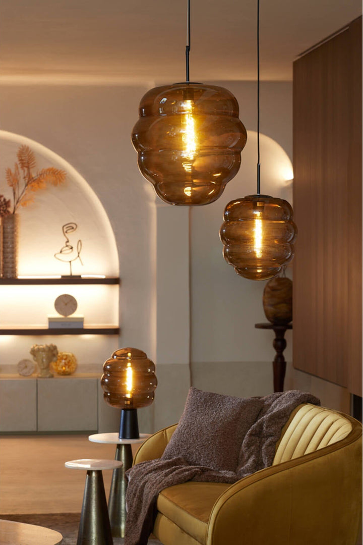 Bruin sierkussen in sfeervolle hotel chique zithoek