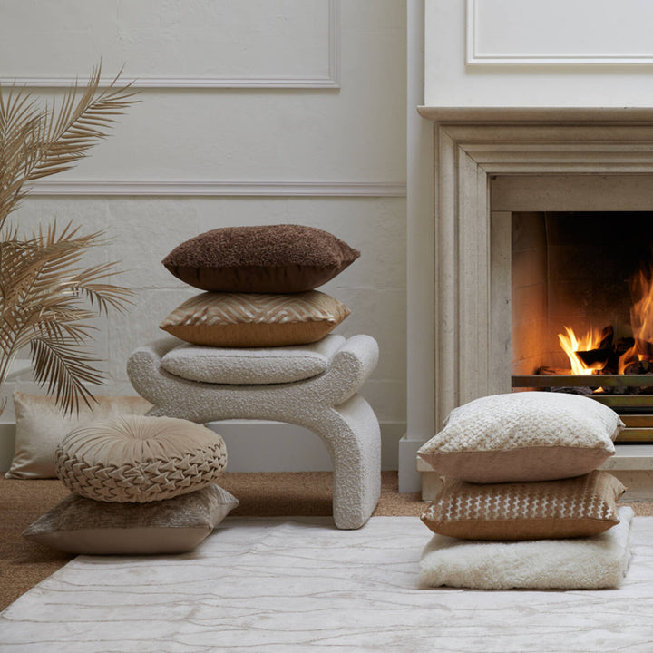 Sierkussens in beige en bruin voor warme bankstyling