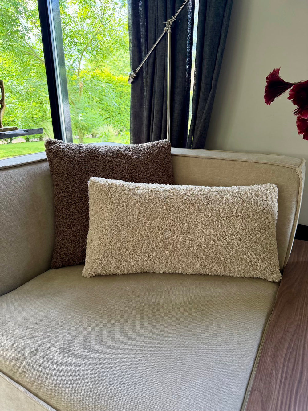 Beige en bruin sierkussen gecombineerd op bank in warme interieurstyling