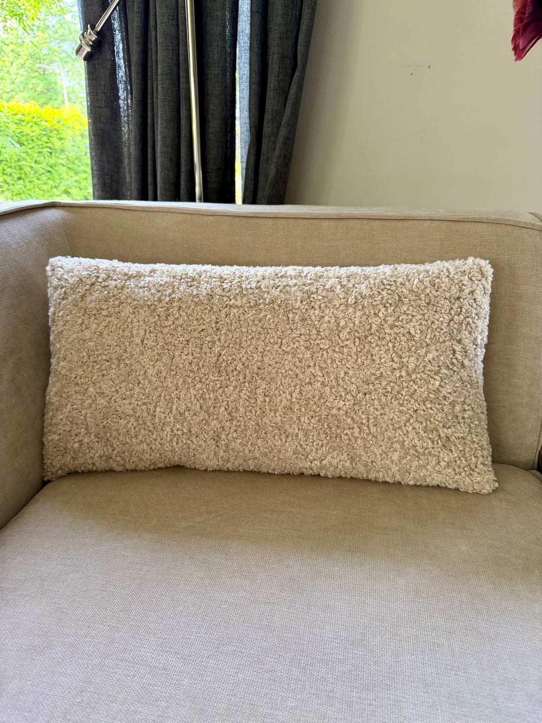Beige langwerpig sierkussen Lina Soft Beige op beige bank