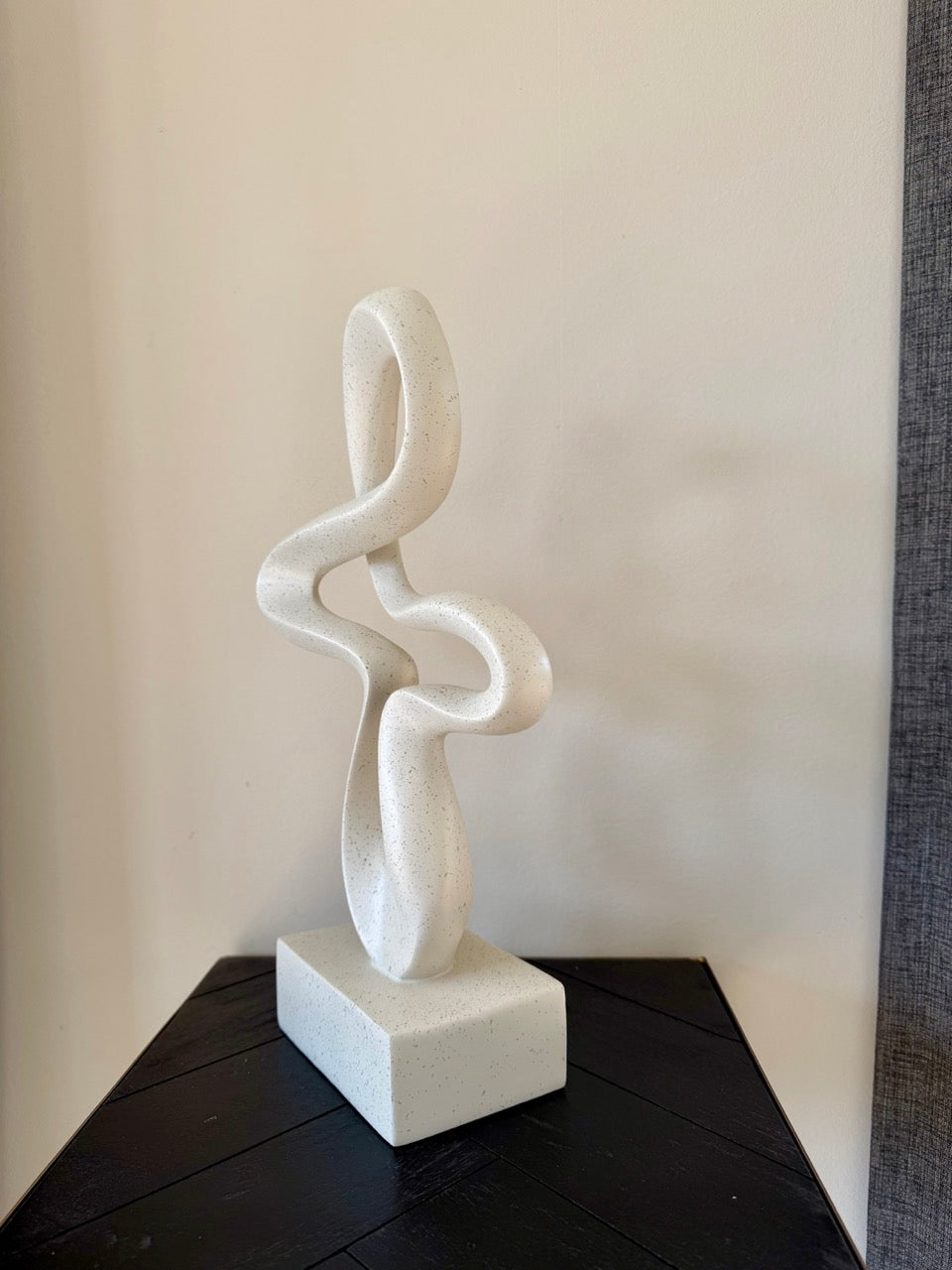 Ornament Abstract Flow Ivoor – Polyresin – 21,5x10x40 cm