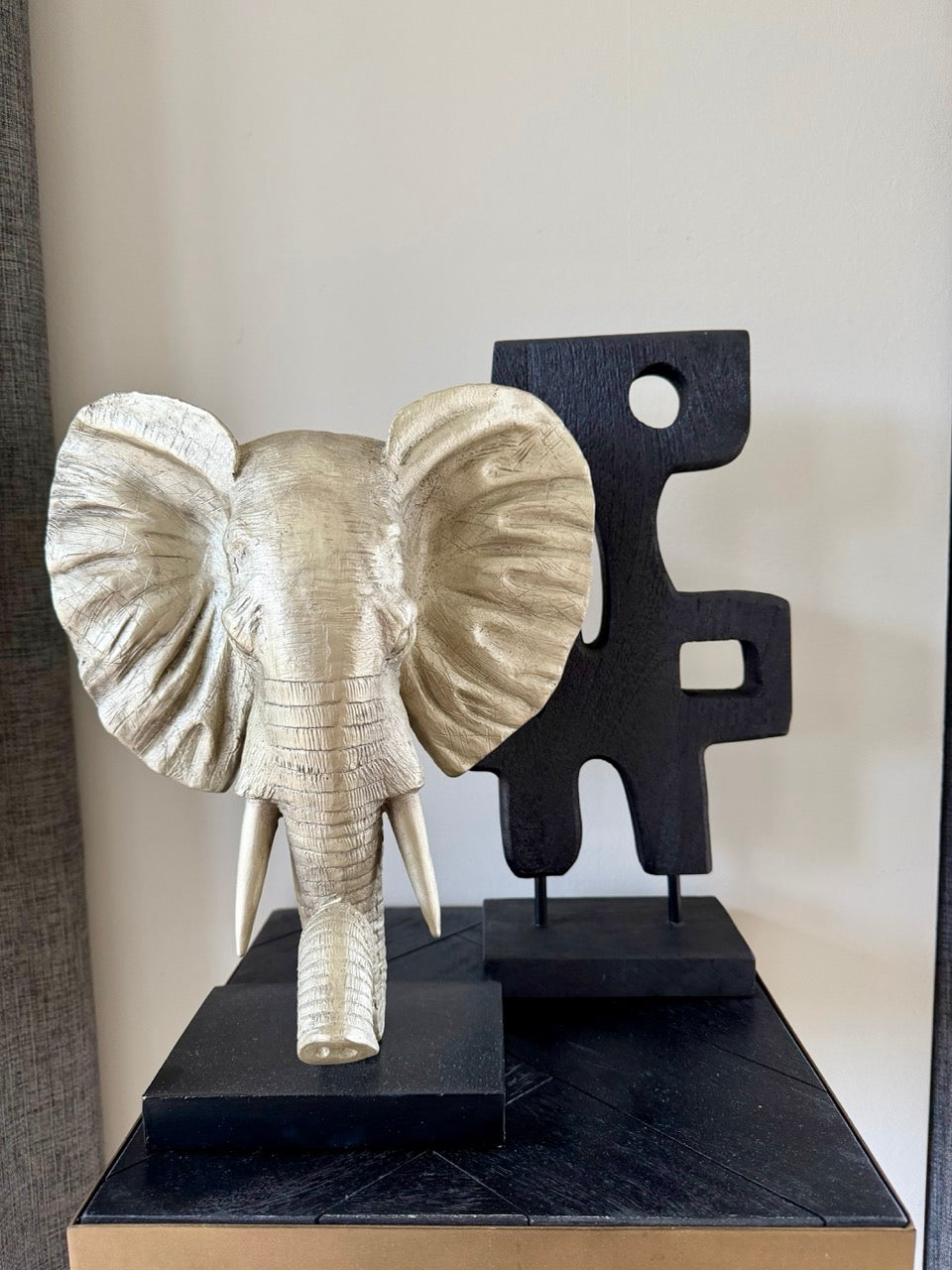 Ornament op voet SALA - 20x9,5x38,5cm - hout mat zwart