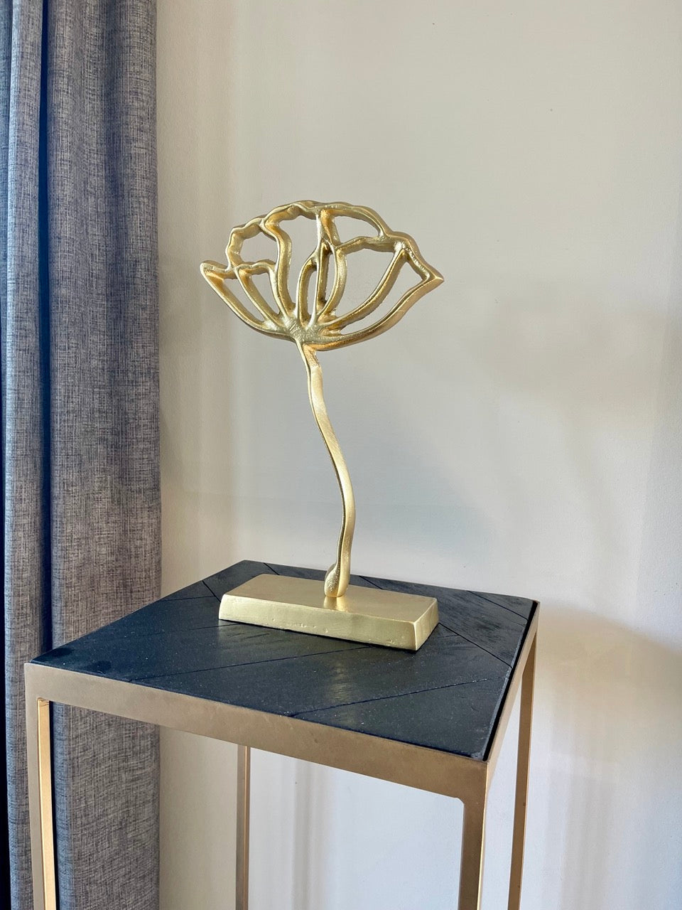 Ornament op voet klaproos - 22x6x36 cm - Goud