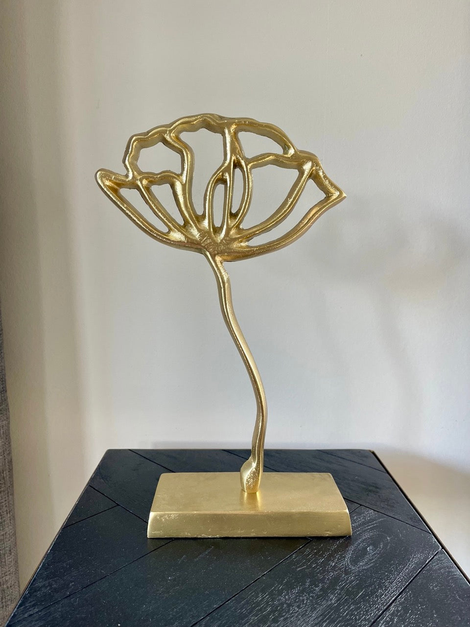 Ornament op voet klaproos - 22x6x36 cm - Goud