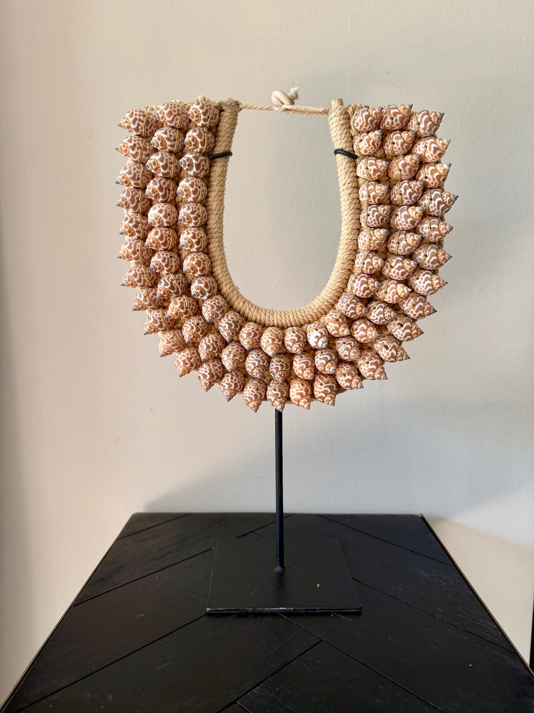 Schelpenketting op Standaard Boho Naturel als decoratief ornament op zwarte tafel
