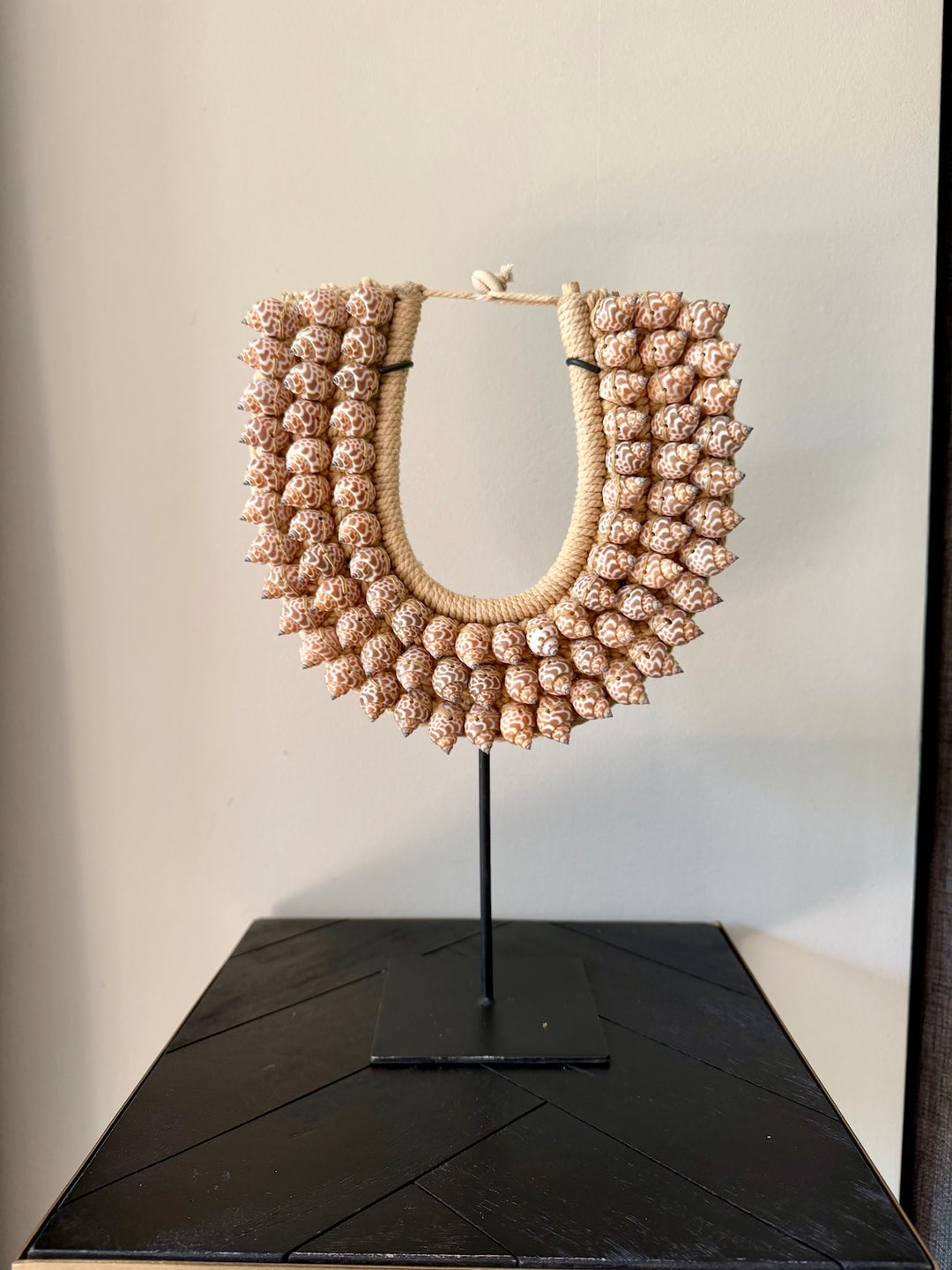 Boho schelpenketting op standaard met natuurlijke schelpen en zwart onderstel