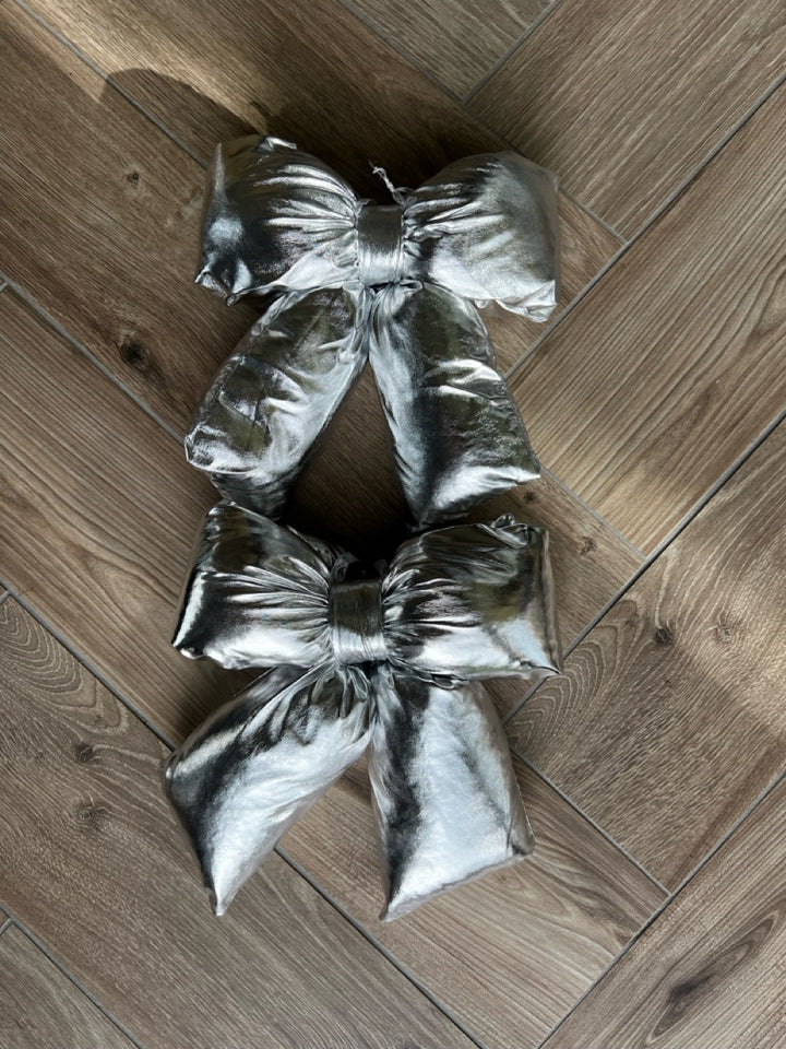 Set van 2 Stoffen Strik Ornamenten – Zilver – 29 cm