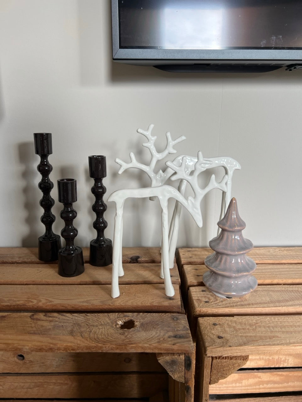 Moderne winterset met witte rendieren, donkerbruine kandelaars en keramieken kerstboom – Life Deco Shop the Look