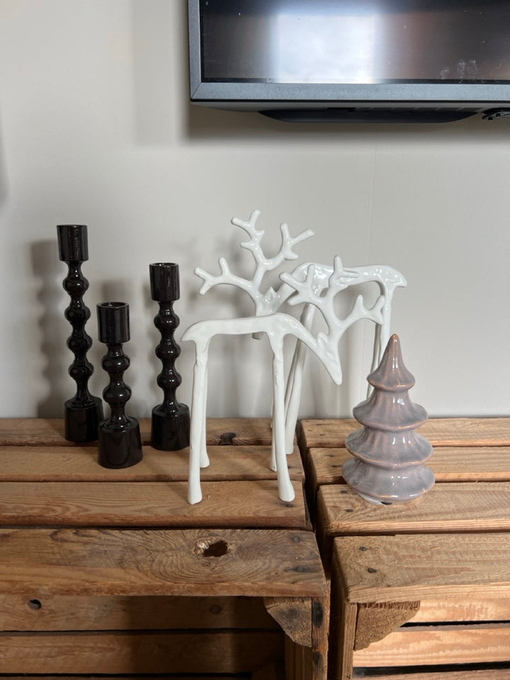 Moderne winterset met witte rendieren, donkerbruine kandelaars en keramieken kerstboom – Life Deco Shop the Look