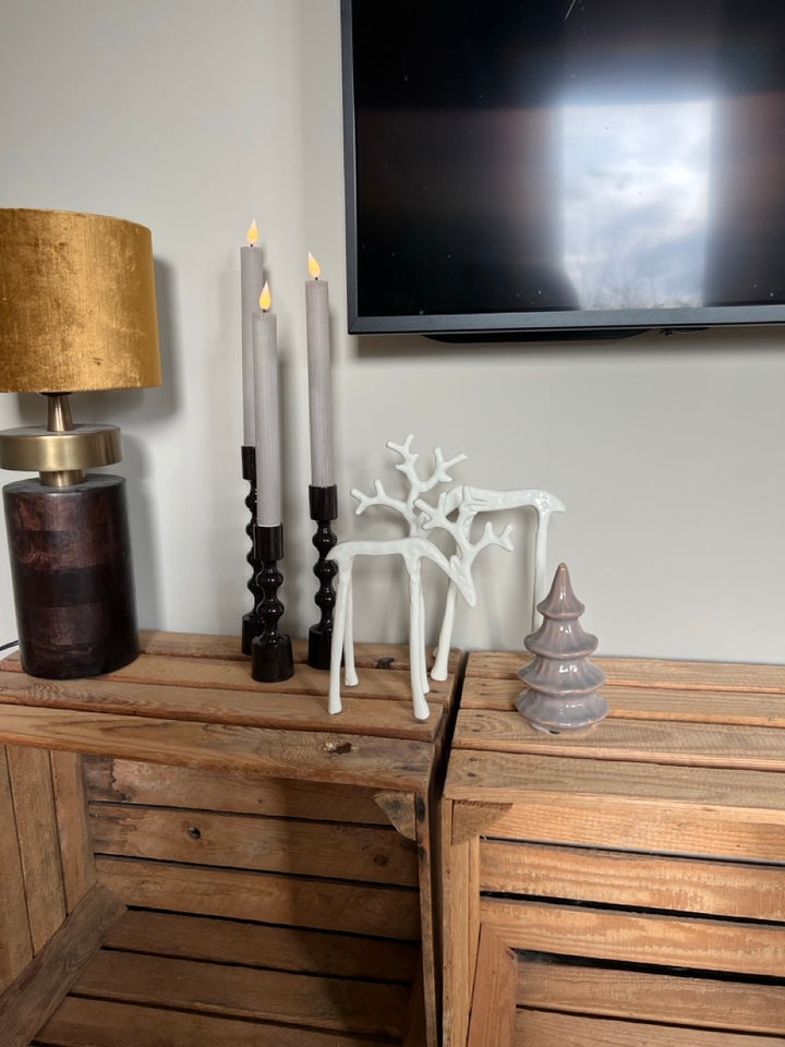 Minimalistische winterstyling met rendieren en kandelaars – Life Deco kerstcollectie