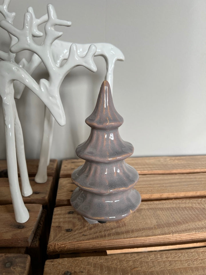 Keramieken kerstboom in taupetint met rendieren en kandelaars – winterdecoratie set