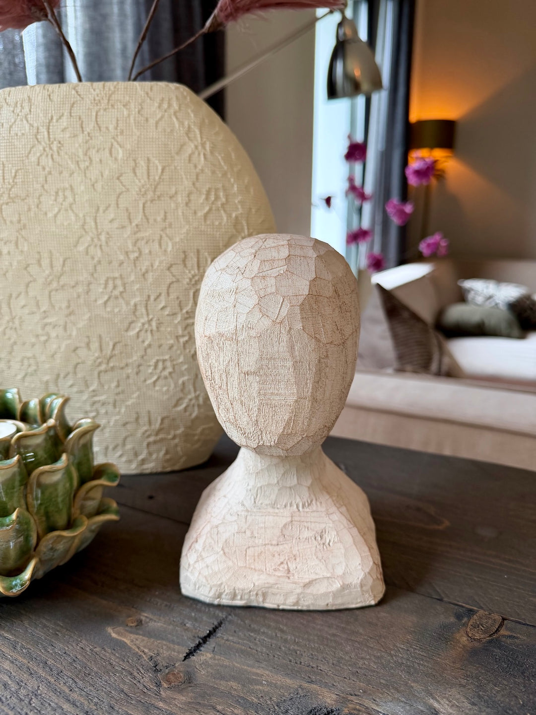 Modern ornament hoofd in crème gecombineerd met luxe woondecoratie en organische vormen