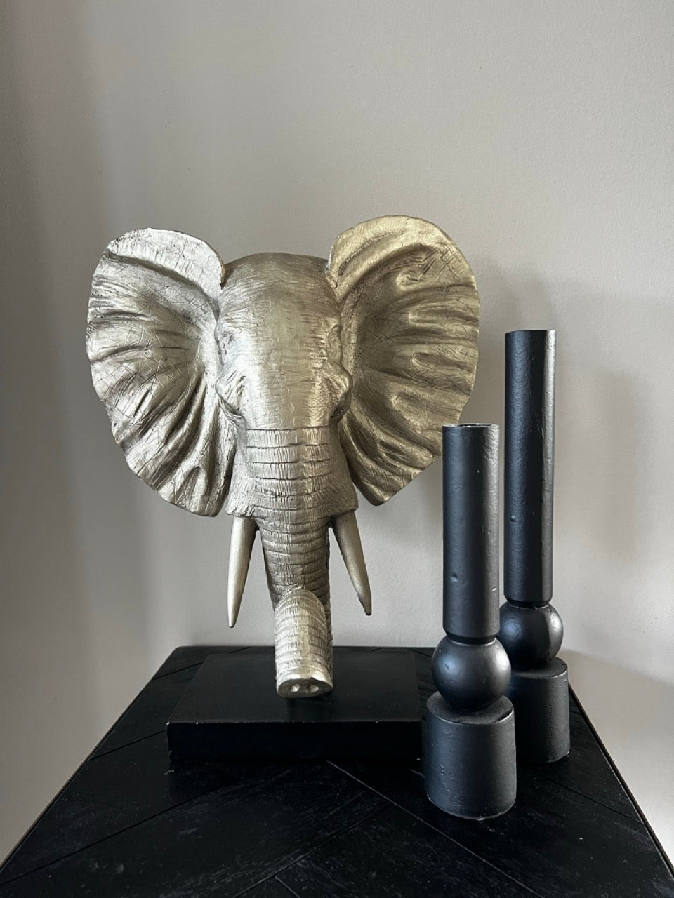 Shop the look - ELEPHANT ornament met zwarte kandelaars
