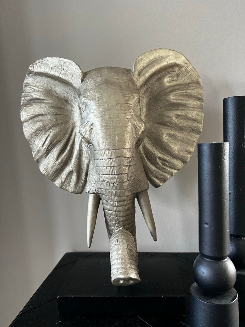 Shop the look - ELEPHANT ornament met zwarte kandelaars
