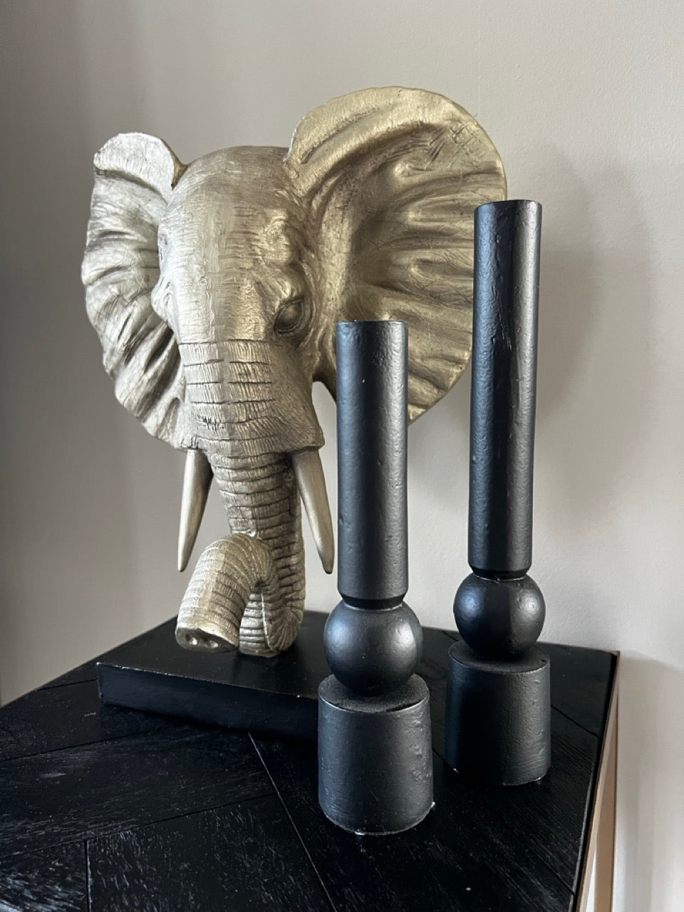 Shop the look - ELEPHANT ornament met zwarte kandelaars