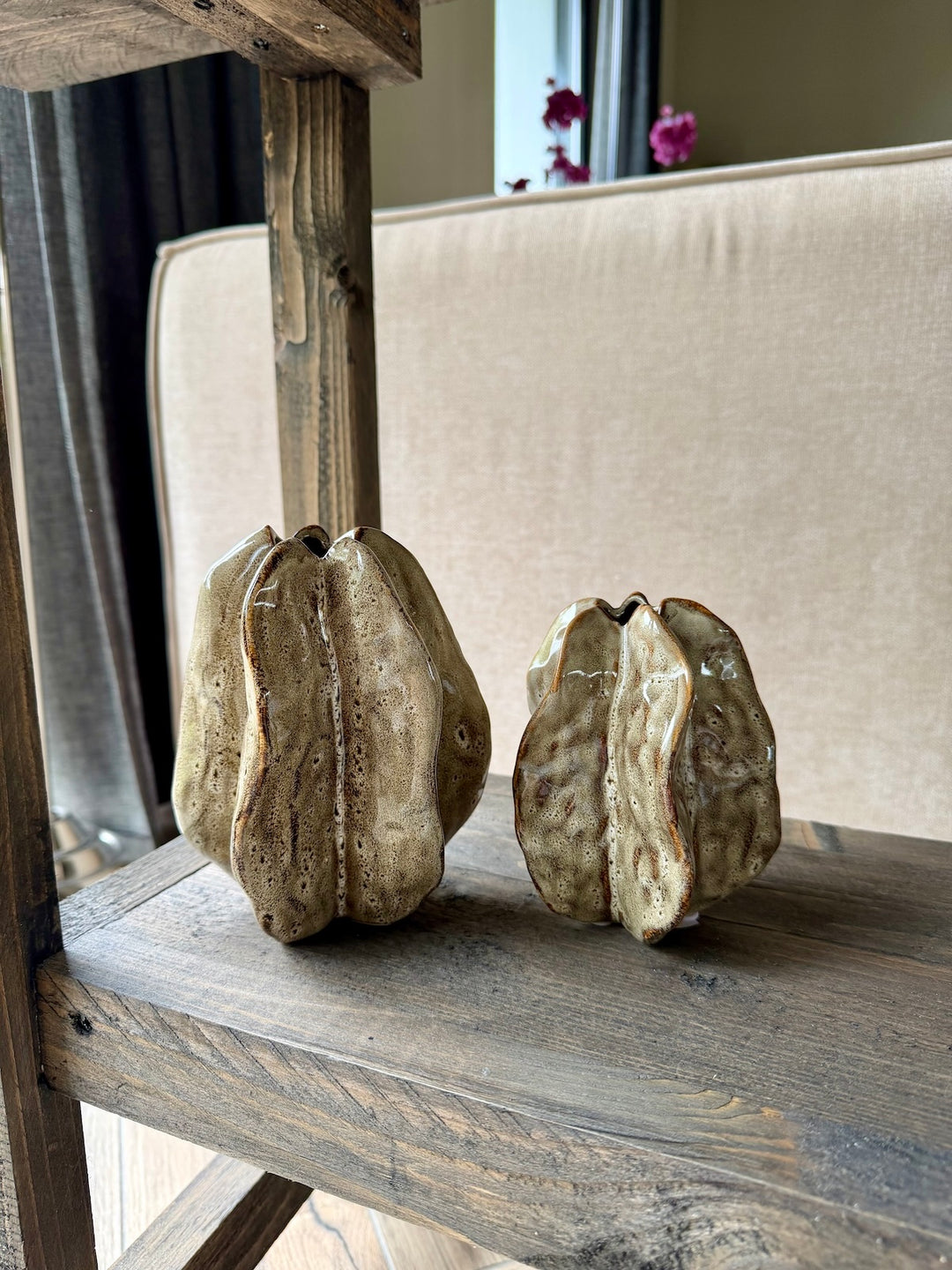set van 2 decoratieve ornamenten in aardetinten op houten plank