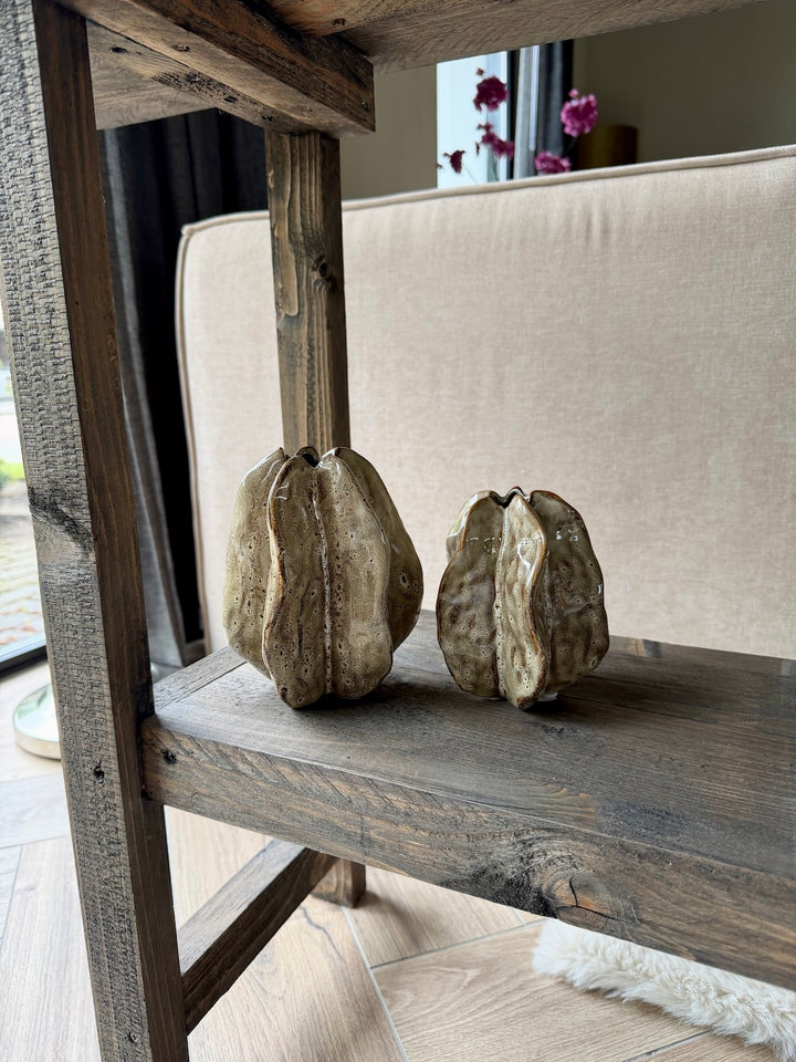 keramieken decoratie objecten in beige en bruin op rustieke houten kast