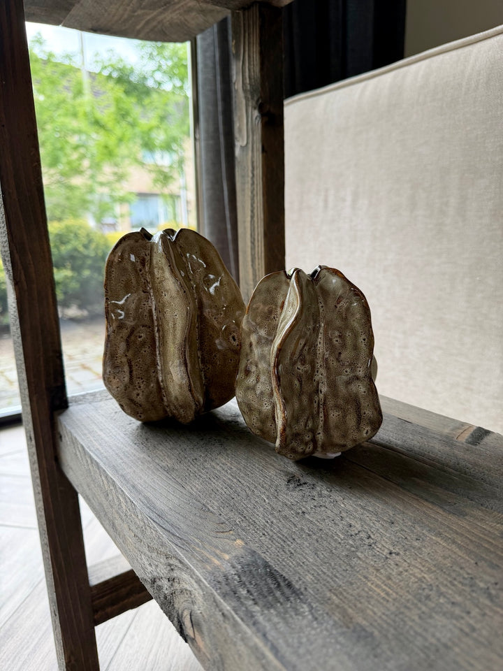 interieur styling met 2 decoratie objecten op houten plank in warm modern interieur