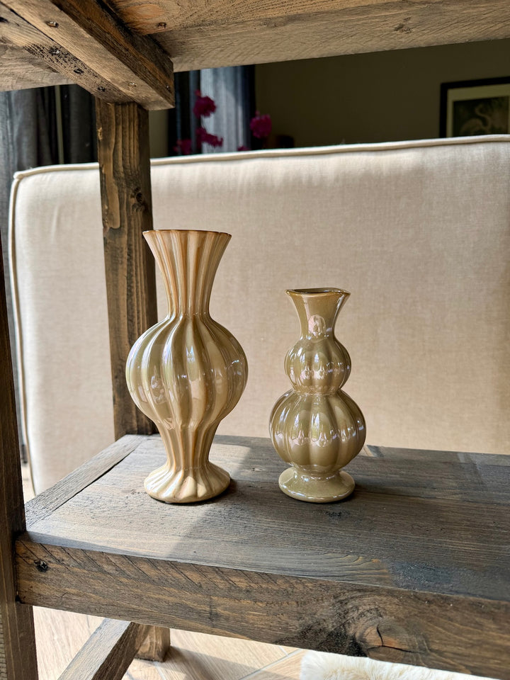 Set van twee keramieken vazen in zandkleur op houten plank