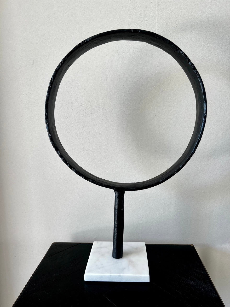 Black metal ring on marble base - black/white - 43 cm high