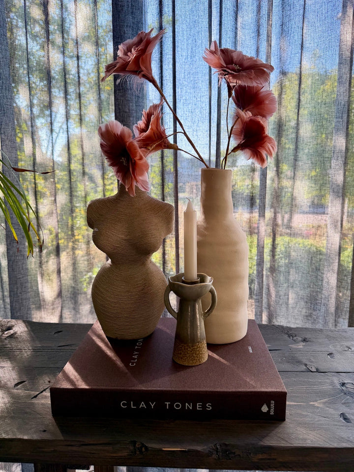 Decoratieset Clay &amp; Peach – sfeer en details van vaas, bloemen, Body ornament, opbergboek en kandelaar