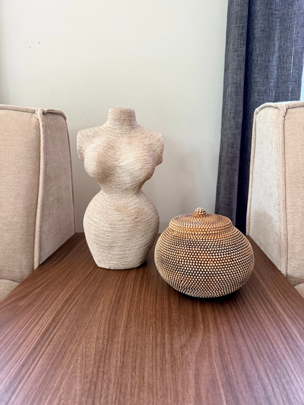 Decoratieve opbergpot Beads bruin 15x15x14 cm gestyled op houten tafel