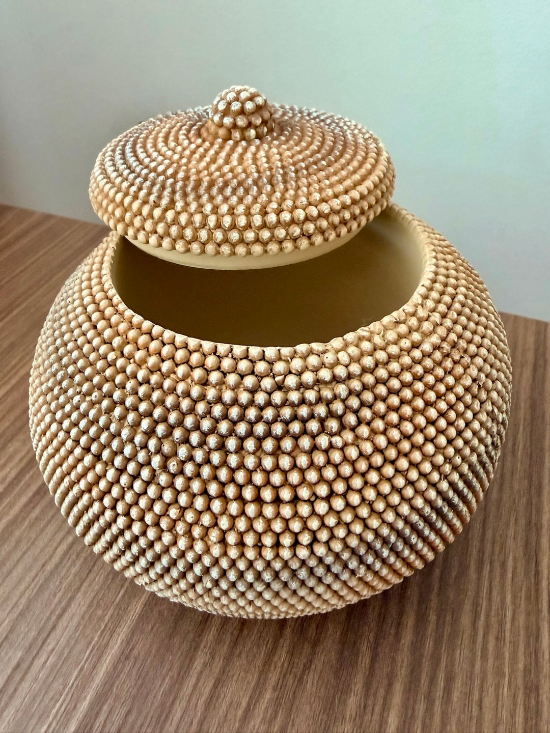 Decoratieve opbergpot Beads bruin geopend met afneembaar deksel